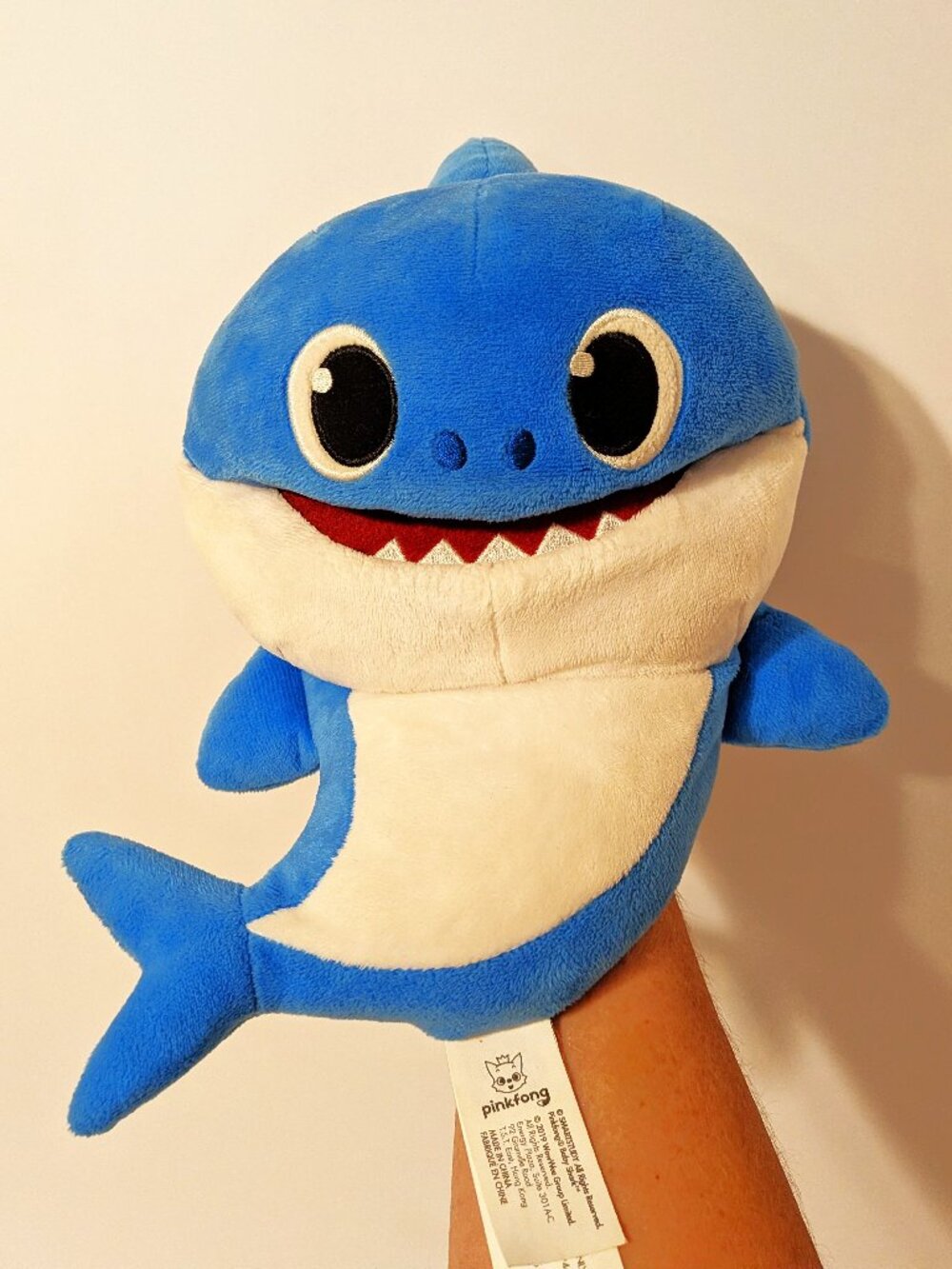 Wow Wee Pinkfong 12” Daddy Shark Musical Singing Blue Hand Puppet  - Works